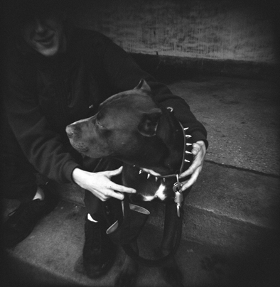 Un Garçon et son chien dans la rue