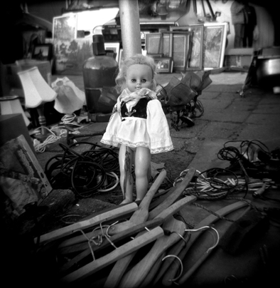 Une Poupée au Marché des Vieux Objets