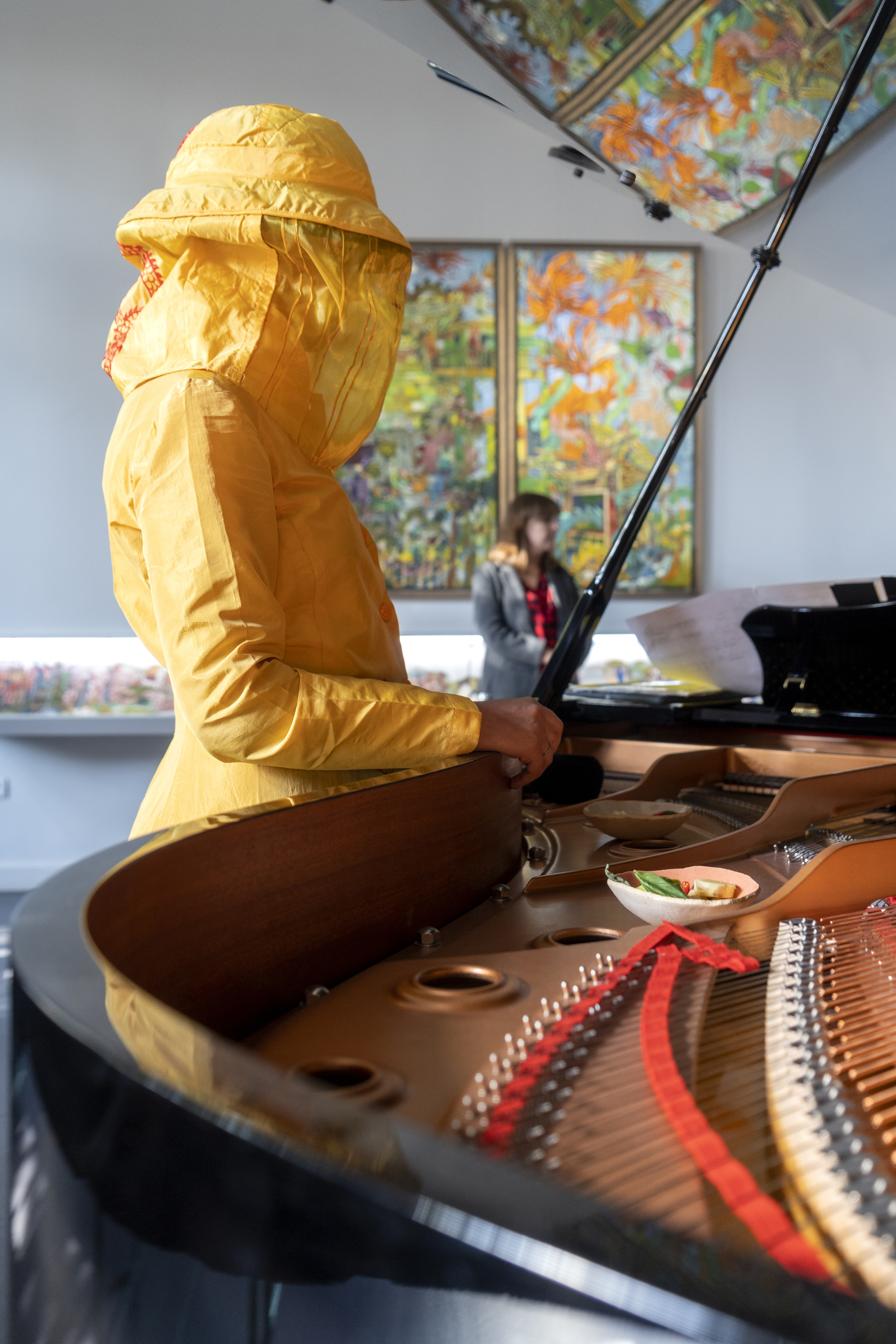 rançois Andes Sur l’aile du papillon et le cristal de roche. 2022. Performance 2.10.2022. Céramiques Nicia Braga. ©Marc Domage